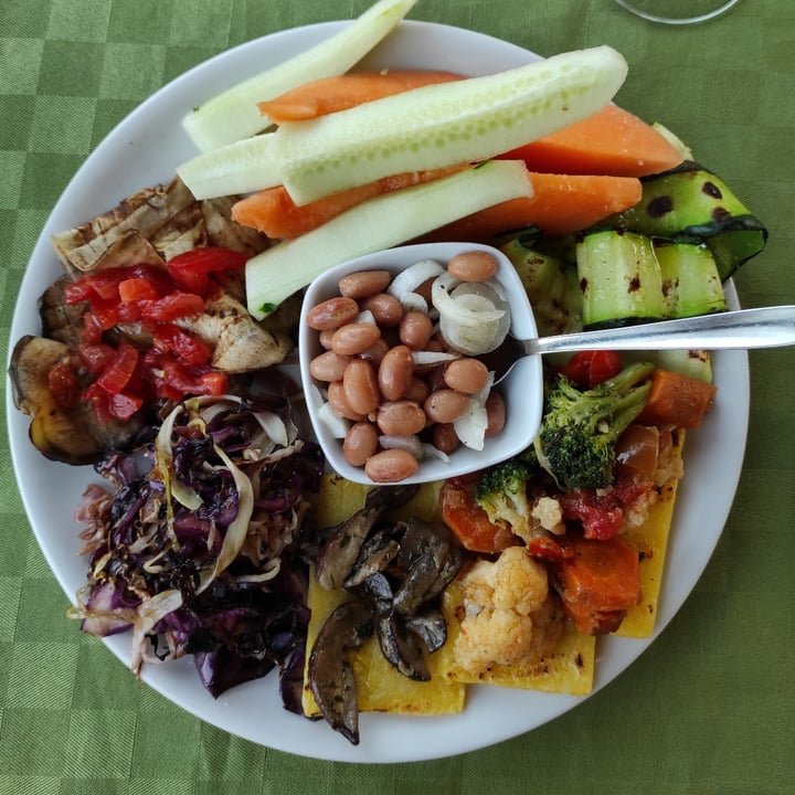 photo of Una Terrazza in Toscana (Temporarily closed) Vegan platter / Piatto vegano shared by @luciestorrs on  18 Jun 2021 - review