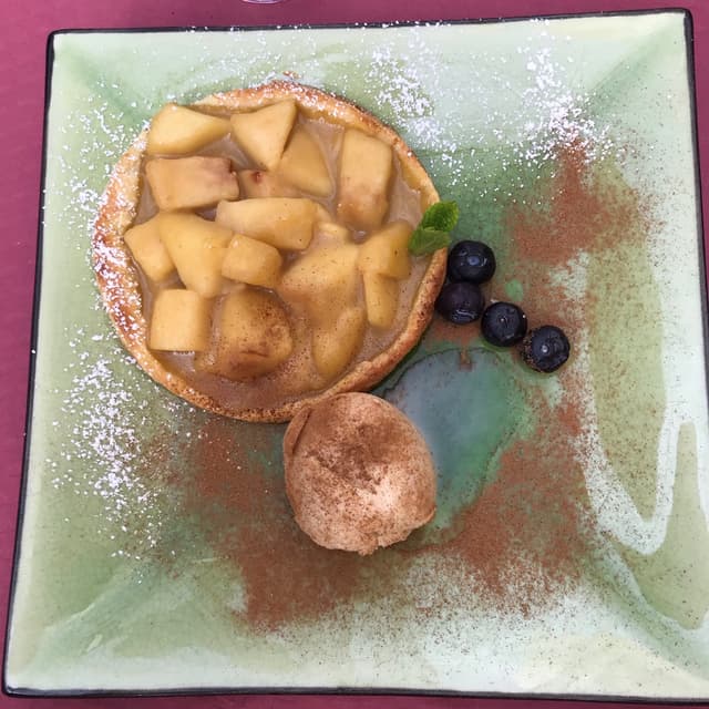 菜肴“Hojaldre de manzana con helado”的照片