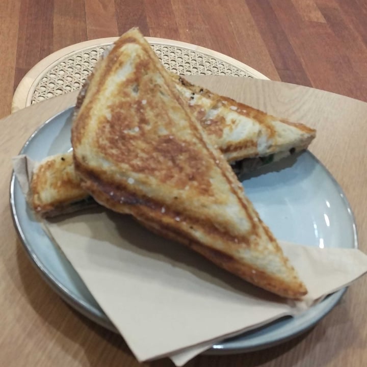 review photo of UNION KIOSK Mushroom Basil Spinach + Mozz shared by @veganadam on 07 Aug 2022 - review