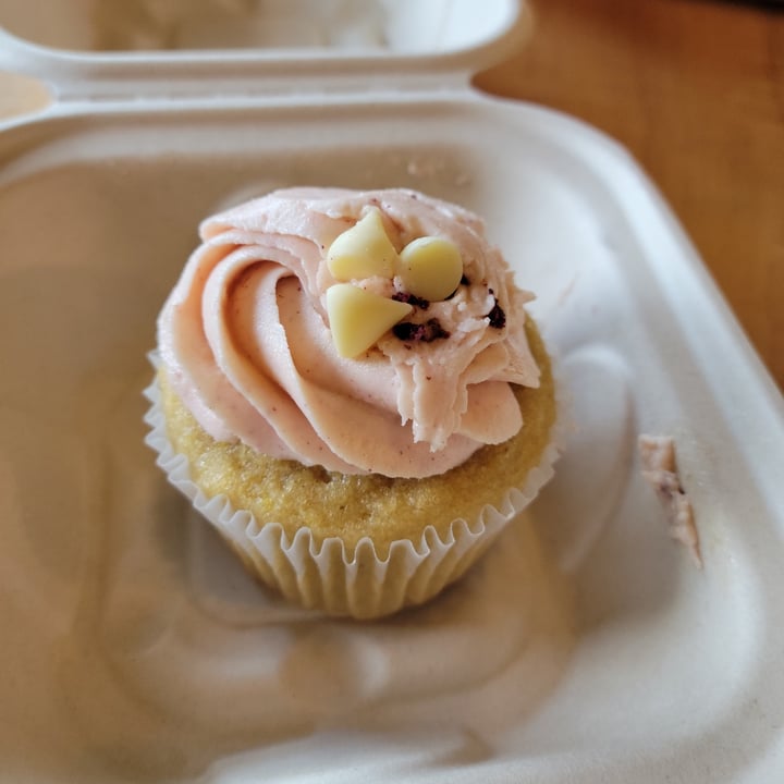 photo of Karma Cream Lemon Berry-Filled Cupcake shared by @kierstenb on  09 Aug 2021 - review