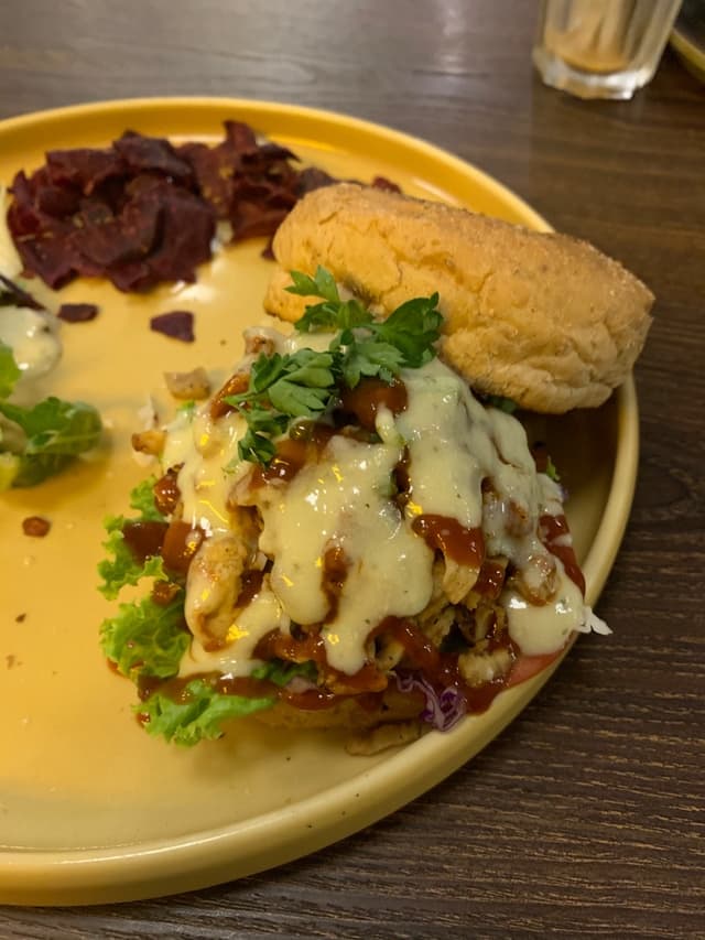 菜肴“Messy Chicken Burger”的照片