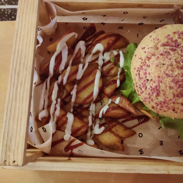 photo of Flower Burger Patatas Buenas shared by @irene80 on  10 Nov 2022 - review