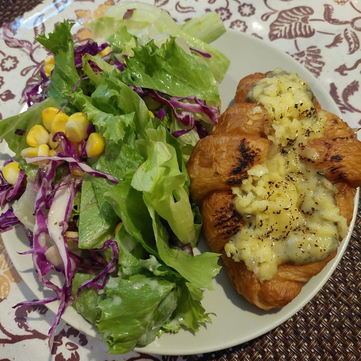review photo of Burgreens Canggu Cheezy Pulled Chickn Croissant shared by @patwein on 17 Nov 2022 - review