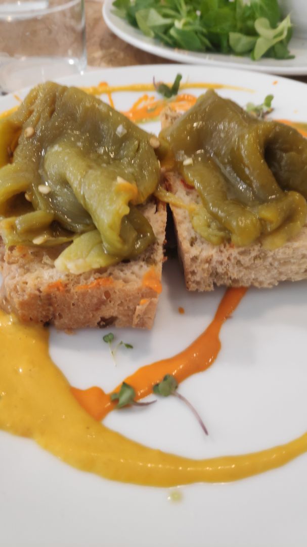 photo of EL VERGEL RESTAURANT VEGÀ Focazza con pimientos shared by @oscarveganactivist on  01 Jul 2019 - review