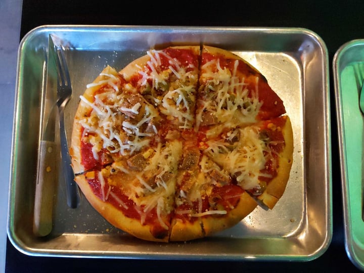 photo of Valiant's Barrie 3 Cheese Pizza shared by @reubensandwich on  29 Jan 2020 - review