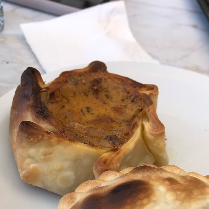 review photo of El Palacio Vegano Empanada de quesofu y cebolla shared by @gbrito on 21 Oct 2021 - review