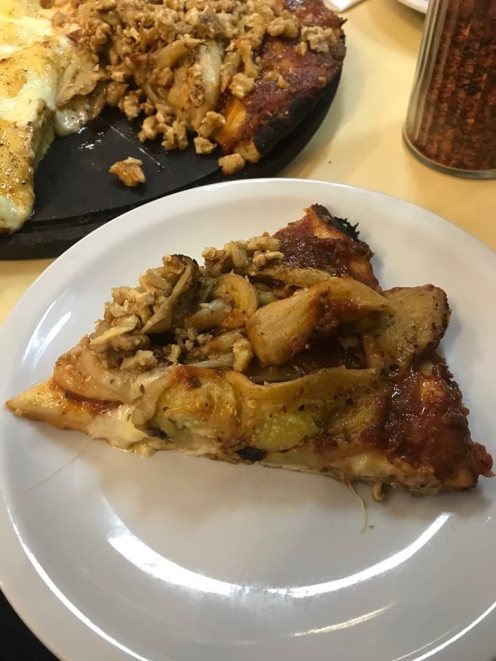 photo of Pizzería Güerrin Pizza de berenjenas, albahaca y nueces shared by @sgaischuk on  13 Mar 2020 - review