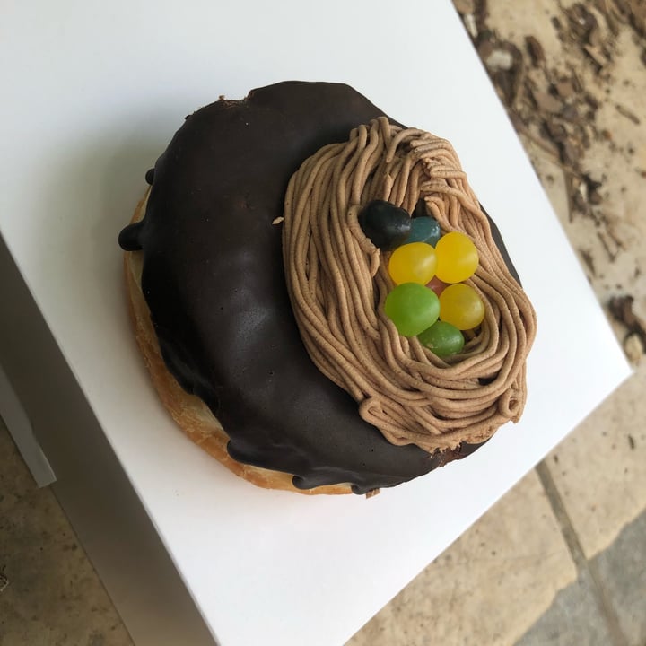 photo of Boneshaker Doughnuts Easter basket (chocolate butter cream & jelly beans) shared by @dhuyke on  23 Apr 2022 - review