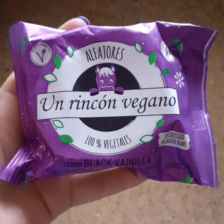 photo of Un Rincón Vegano Alfajor Black Vainilla shared by @camydandelion on  28 Nov 2020 - review