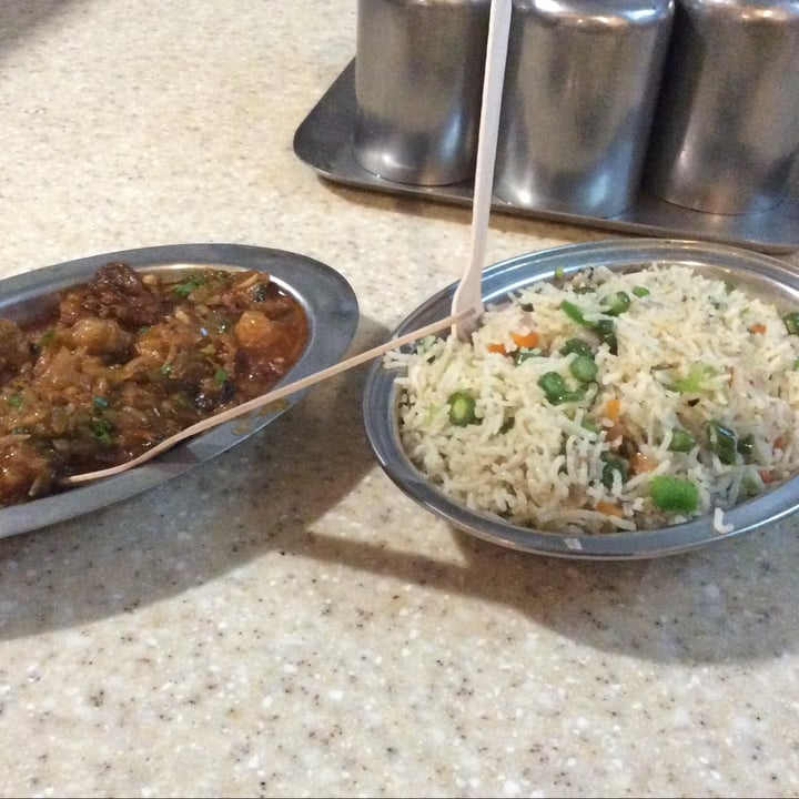 photo of Adyar Ananda Bhavan A2B Veg Restaurant - Vilakuthoon Madurai Veg Fried rice,Gobi manchurian,garlic naan without butter or ghee. shared by @dharinilife on  29 Dec 2021 - review