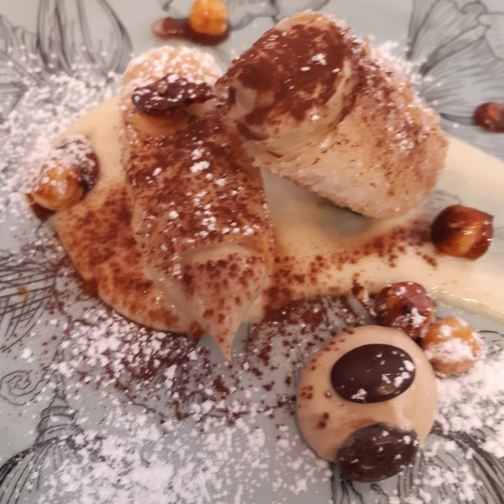 review photo of Sesamo Nero Cannoli di pasta fillo ripieno di crema al caffè shared by @veggiemoon on 19 Mar 2022 - review