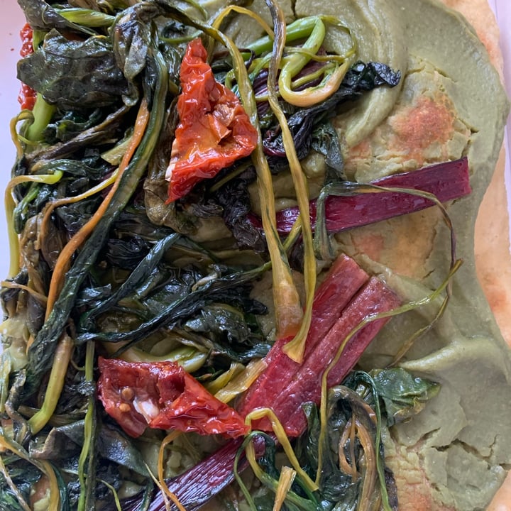 review photo of Forno Del Mastro Pizza con crema di broccoli, bieta rossa e pomodori secchi shared by @irenesic on 07 Apr 2022 - review