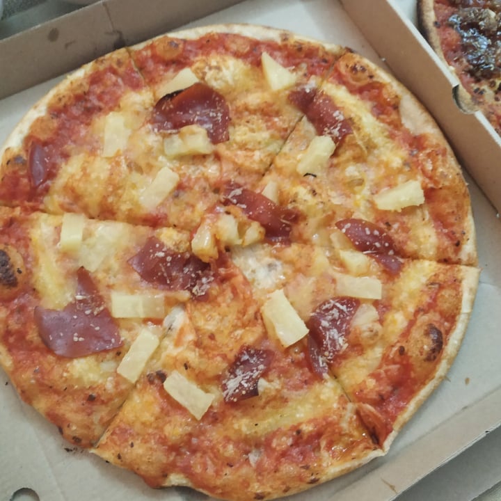 photo of deWeggie's Pizza Hawaiana shared by @ditovegan on  20 Nov 2021 - review