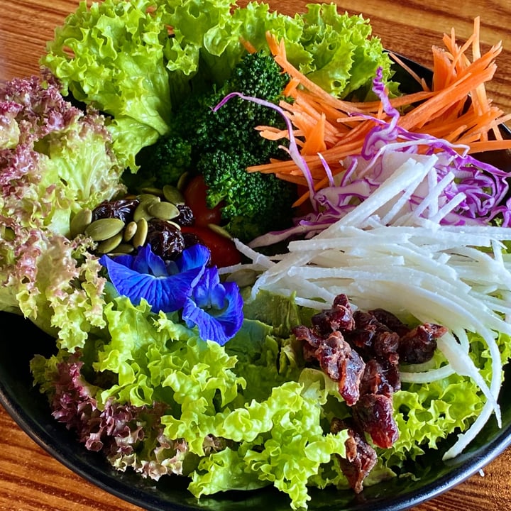 review photo of nomVnom Bistro Royale Salad With Passion Fruit Dressing shared by @yuan on 23 Jan 2021 - review