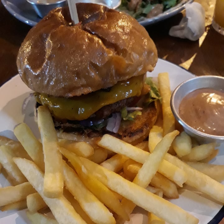 photo of Vegan Junkies Beyond Cheese Burger shared by @bernardorebelo on  21 Oct 2021 - review