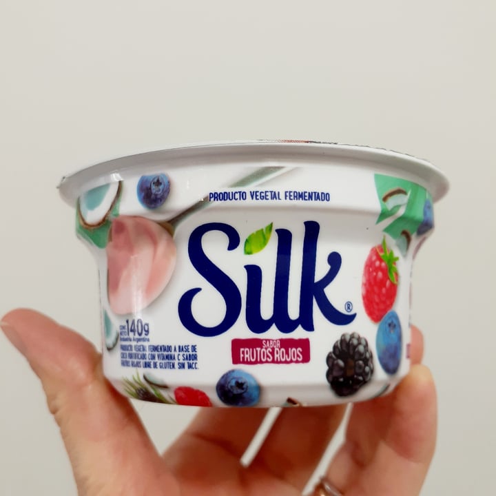 photo of Silk yogurt a base de coco con frutos rojos shared by @lalaveg on  26 Oct 2022 - review