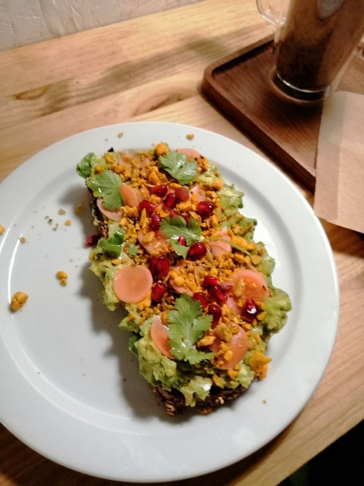photo of La Colectiva Café Smashed avocado toast with Dukkah shared by @simon on  28 Feb 2020 - review