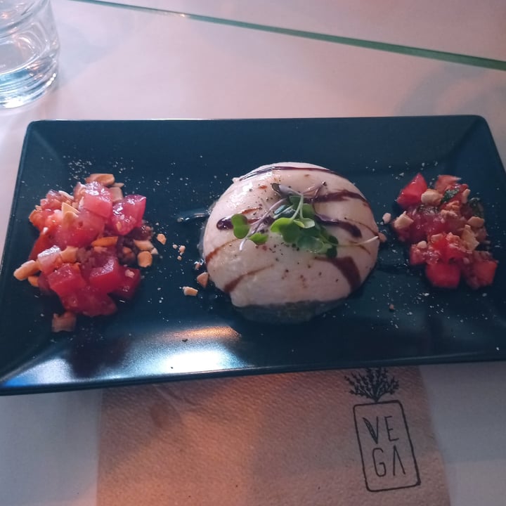 photo of VEGA Burrata sobre base de ajo negro shared by @anadmp on  18 Jun 2021 - review