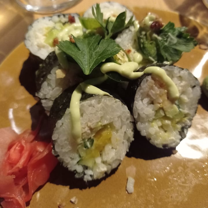 review photo of Oleada Plant Based Aguacate Roll shared by @beluarce on 25 May 2022 - review