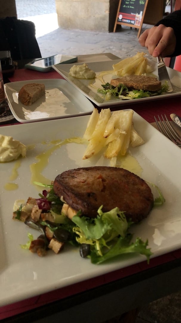 review photo of B-12 Restaurant Bar Vegà Hamburguesa de tempeh, mijo i pastanaga shared by @laiavico on 19 Jan 2020 - review