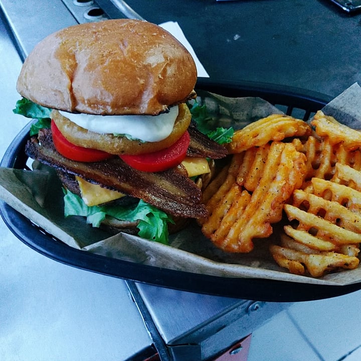 photo of Holy Vegan Avocado Burger shared by @tlacomiztli on  20 Jan 2021 - review