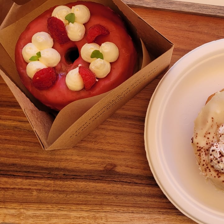 photo of Scoop 'n Dough Raspberry Donut shared by @byobottlesg on  07 Jul 2022 - review