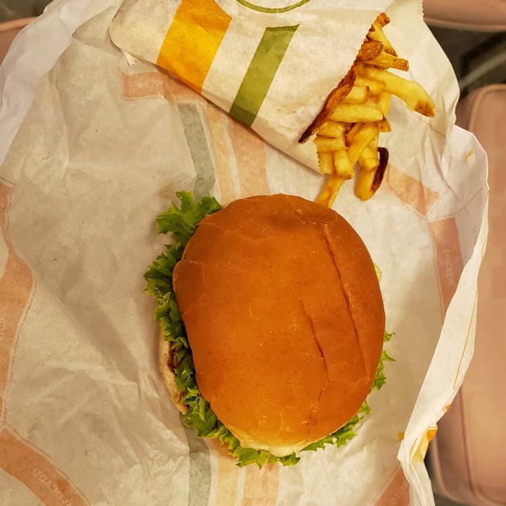 photo of Plant Power Fast Food "Fish" Fillet Sandwich shared by @vegangigi4ever on  01 Jan 2022 - review