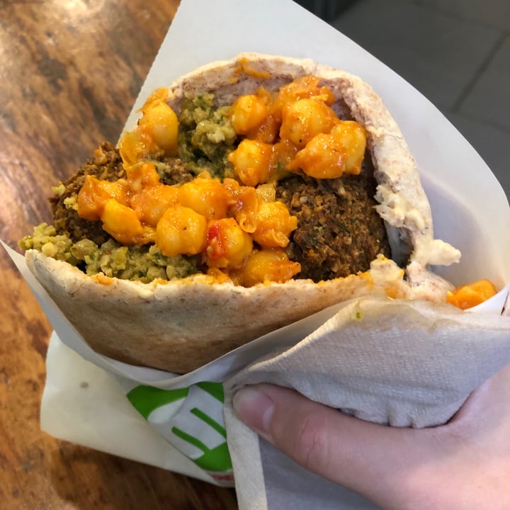 photo of Maoz Vegetarian Falafel Sandwich shared by @palomaiturrizar on  04 Dec 2020 - review