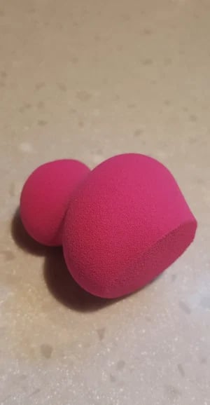 photo of Real Techniques Sculpting sponge shared by @hellizh on  12 Apr 2020 - review