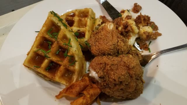 菜肴“Chicken and waffles”的照片