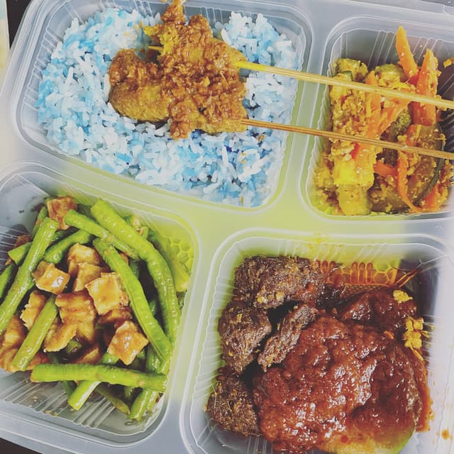 Foto do prato “Peranakan Blue Pea Nasi Lemak”