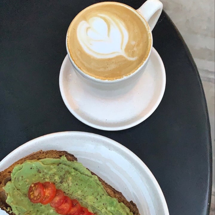 review photo of BORJA SPECIALTY COFFEE Latte Doble Con Leche De Almendras shared by @miliccoronel on 14 Aug 2021 - review