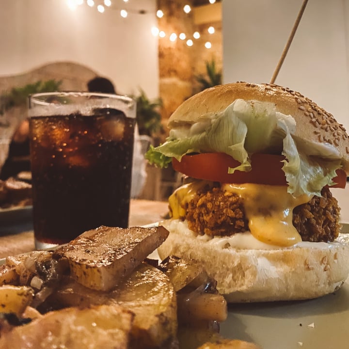 review photo of aTipico burger crunchy happy chicken shared by @miriamsalamone on 12 Oct 2022 - review