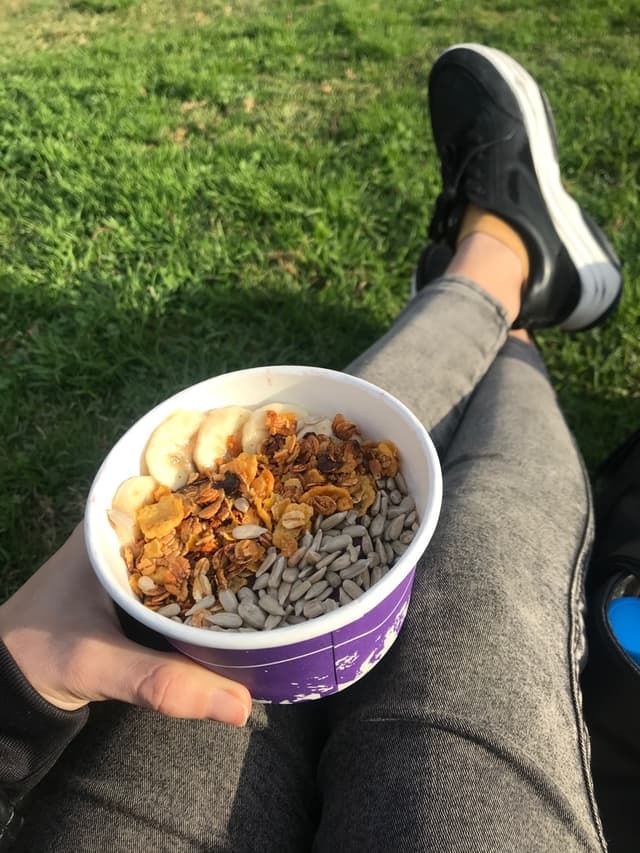 Foto del plato “Açaí Con Semillas De Girasol, Granola Y Banana”