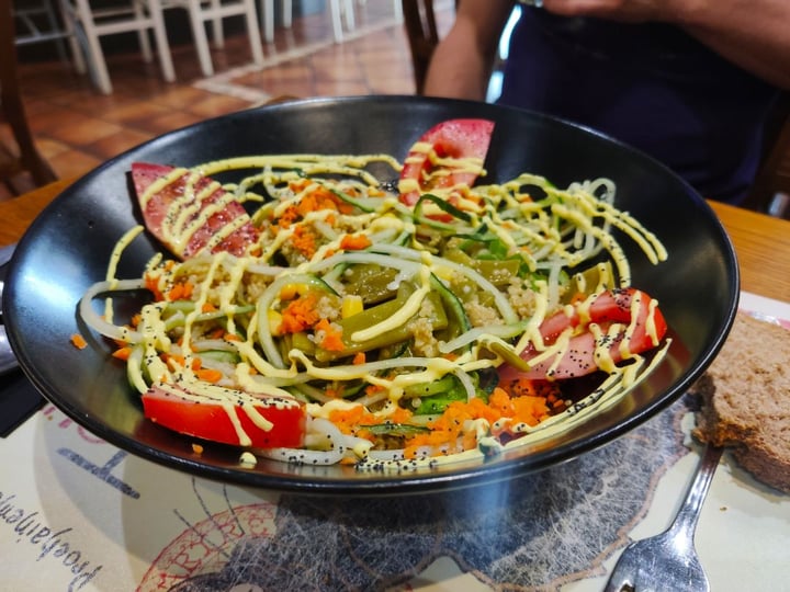 photo of Black Salad Ensalada con quinoa y vainas shared by @jaio on  02 Aug 2019 - review