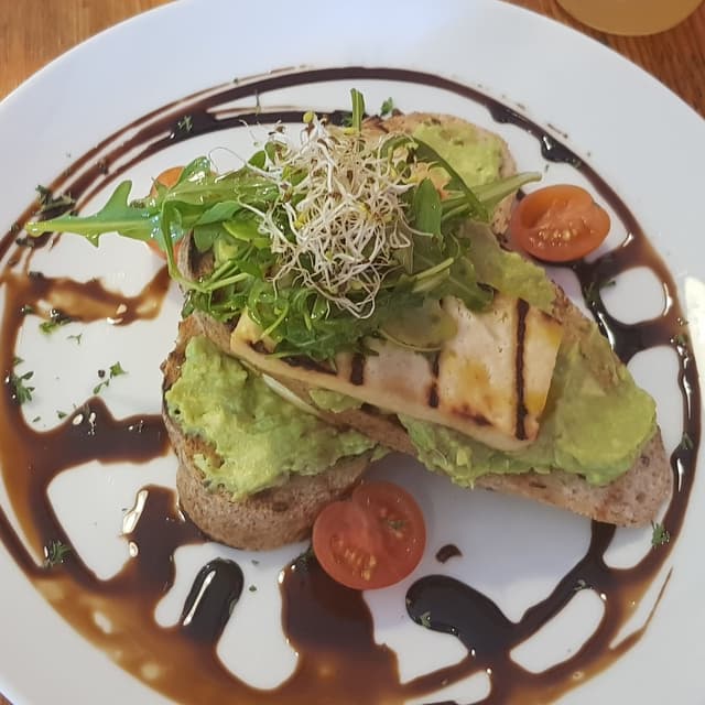 「Smashed Avo On Toast」の料理の写真
