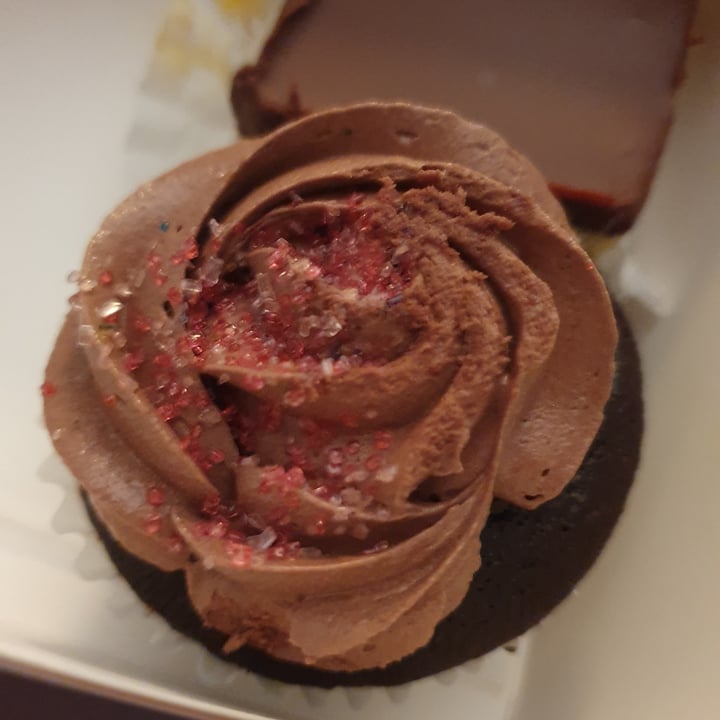 photo of LEVEL V BAKERY Double Chocolate Cupcake shared by @anistavrou on  01 Sep 2022 - review