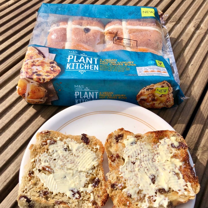 photo of Plant Kitchen (M&S) Vegan Fruited Luxury Hot Cross Buns shared by @rikesh on  02 Apr 2021 - review
