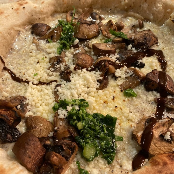 photo of Vegitalian Mushroom & Truffle Pizza shared by @david- on  13 Nov 2021 - review