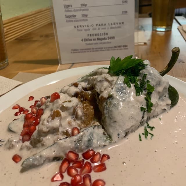 菜肴“Chile en nogada”的照片