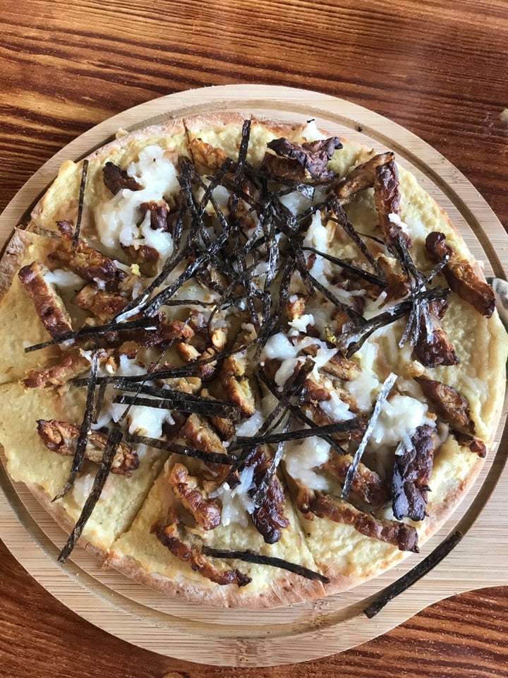 photo of nomVnom Bistro Cheezy Tempeh Pizza shared by @veggieoty on  25 Mar 2020 - review