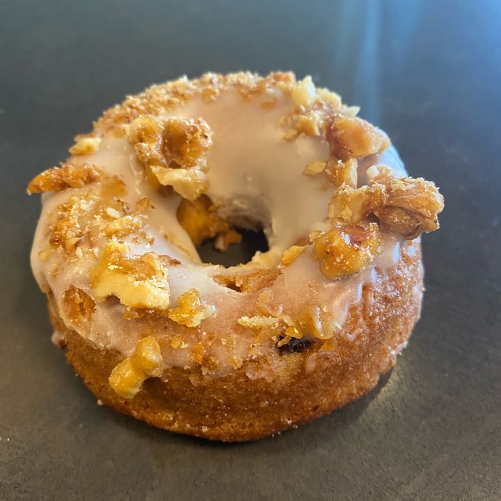 review photo of Tori's Bakeshop Carrot Cake Doughnut shared by @blsnew on 30 Apr 2022 - review
