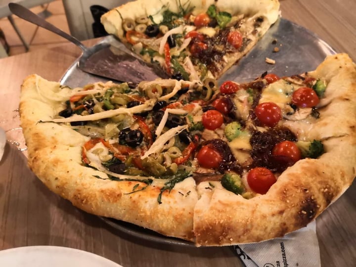 review photo of Salvator’s Pizza & Pasta Pizza primavera y vegetariana gourmet (1/2 Spring Pizza and 1/2 vegetarian gourmet pizza) shared by @dmendoza10 on 22 Feb 2019 - review