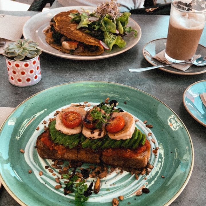 photo of Green Leaf Café Avocado Bread with Cashew-Mozzarella shared by @juliageyer on  04 Aug 2020 - review