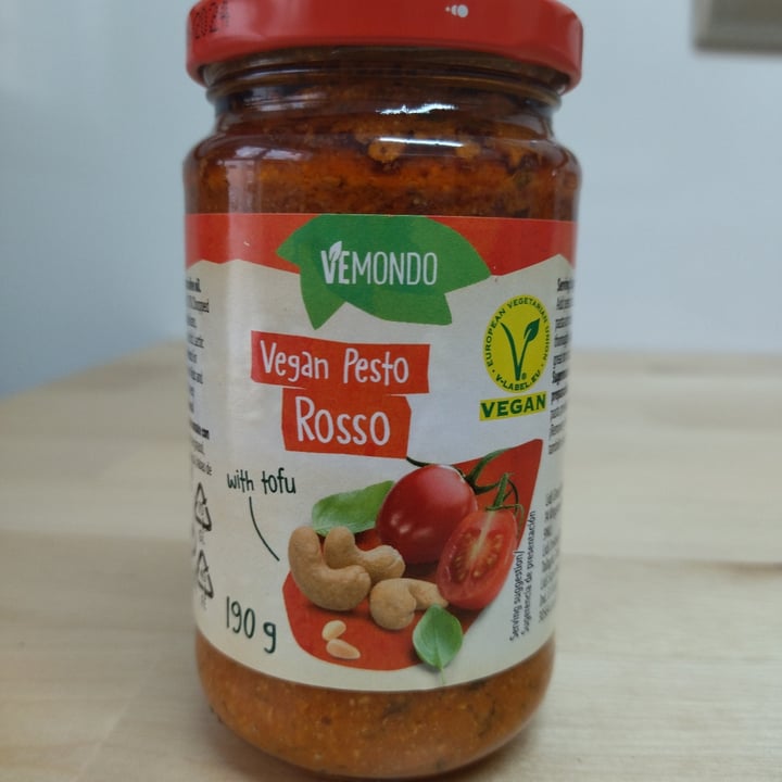 photo of Vemondo Vegan pesto rosso shared by @picaravegz on  09 Aug 2021 - review
