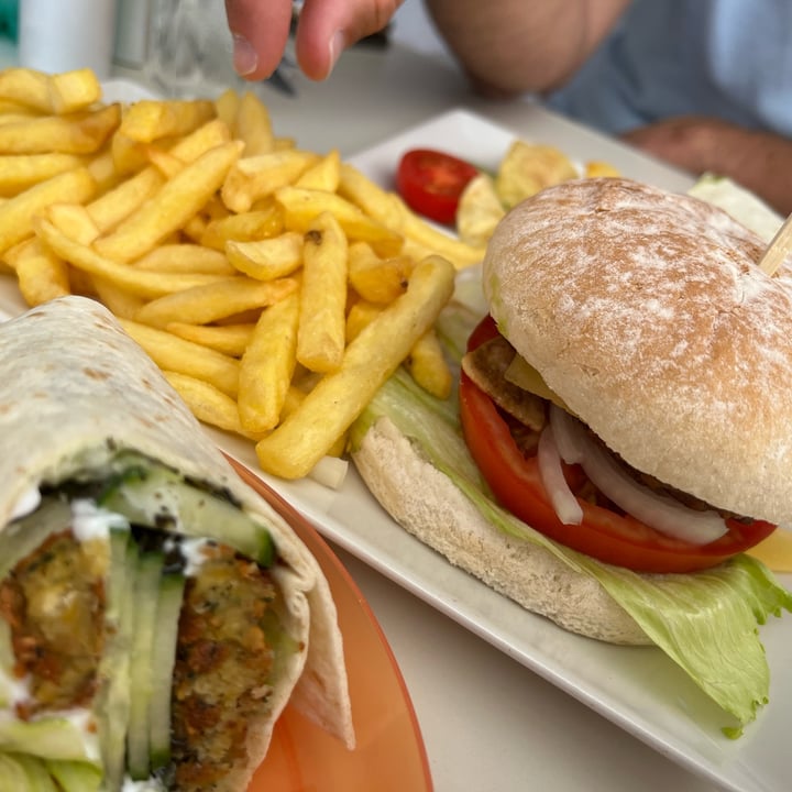 review photo of Pool Bar Burger shared by @albaflowers on 09 Jul 2022 - review