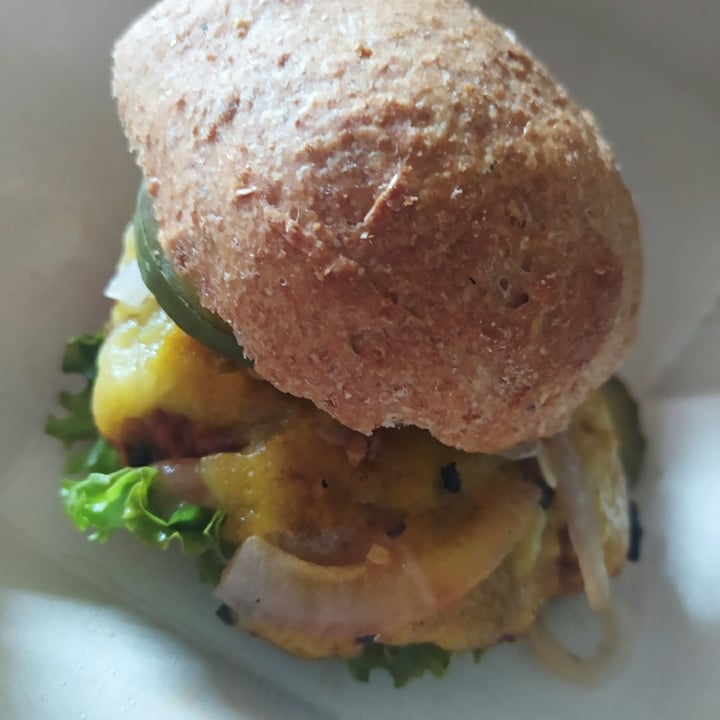 photo of Caballete & Berenjena Vegan Food Hamburguesas vegan burger shared by @saracuervo on  15 Nov 2021 - review