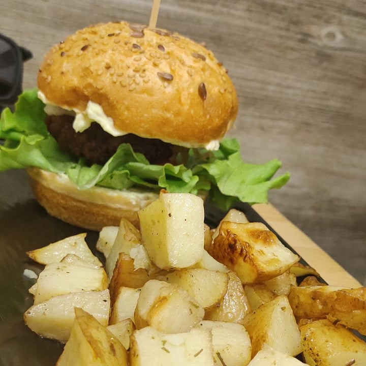 photo of ...IDEM CON PATATE Panino burger Beyond meat shared by @serenasofia on  16 May 2022 - review