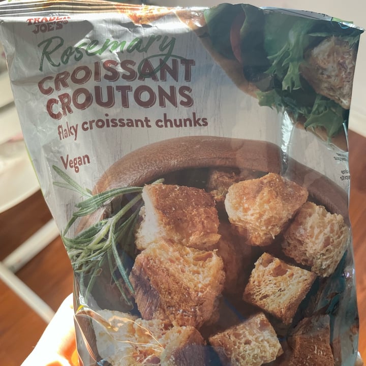 photo of Trader Joe's Rosemary Croissant Croutons shared by @clarendiee on  12 Sep 2022 - review