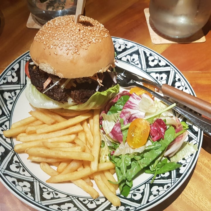 photo of Củ và Rễ - A Vegan Restaurant Mushroom Chickpeas Burger with Fries and Salad shared by @transit-future on  02 Nov 2020 - review